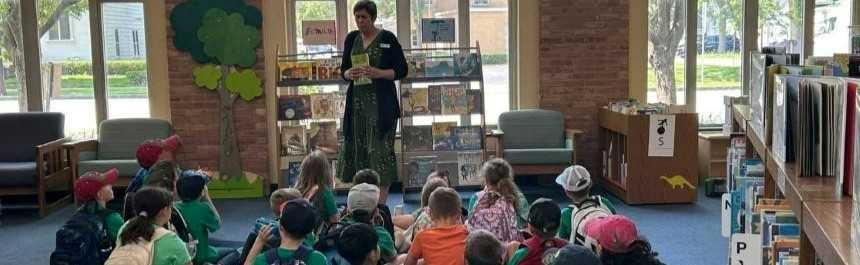 Librarian stands in front of a crowd of students.